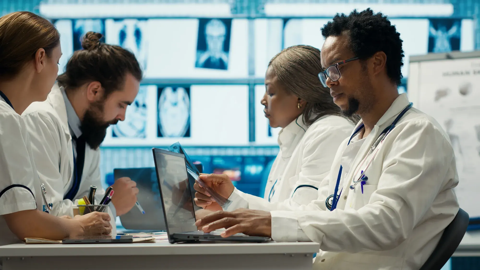 Equipe médica analisando resultados