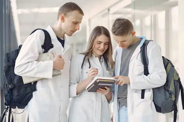 Estudantes estudando