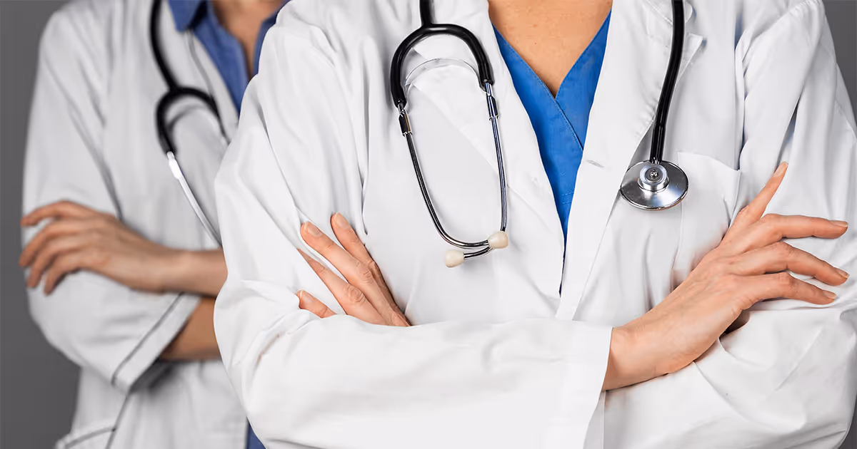 Médicos de braços cruzados
